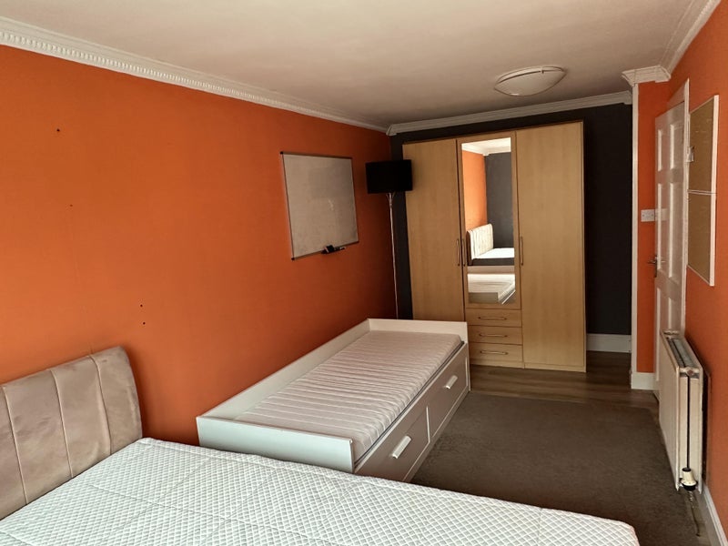 Room Lily Street in Glasgow