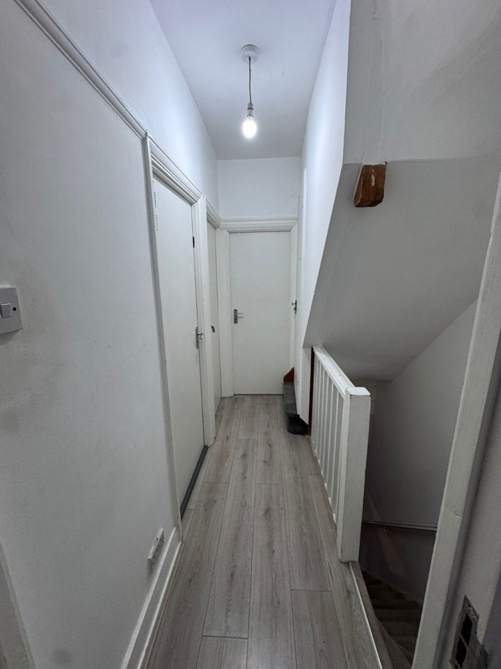 Room The Avenue in Greater London