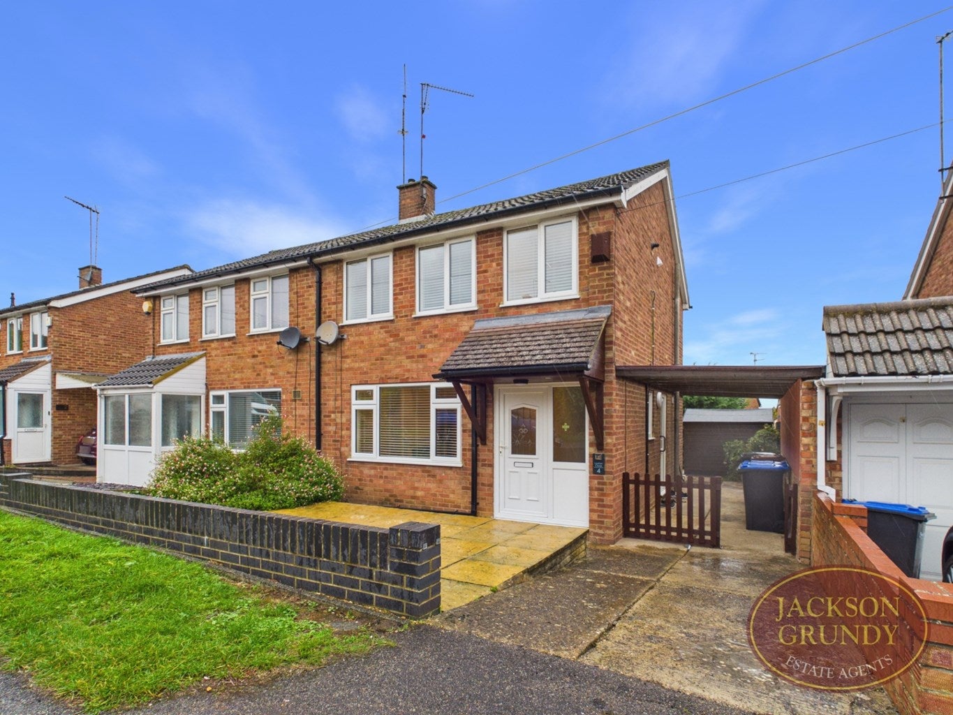 House Loxton Close in Duston