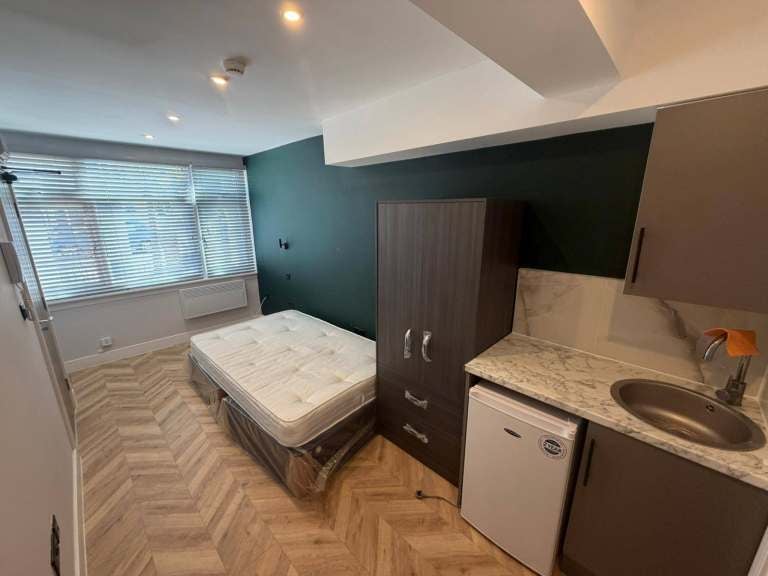Flat Nightingale Road in Greater London
