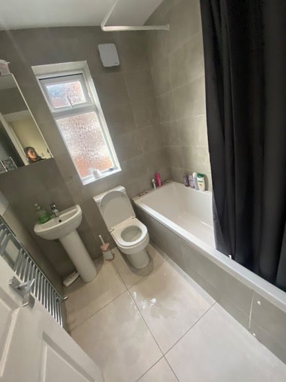 Room Ruskin Avenue in Manchester