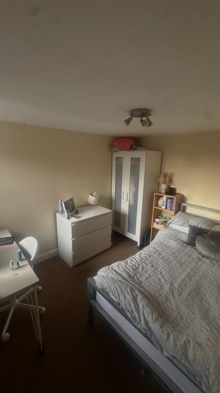 Room Ruskin Avenue in Manchester