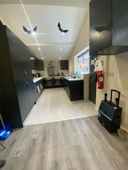Room Ruskin Avenue in Manchester