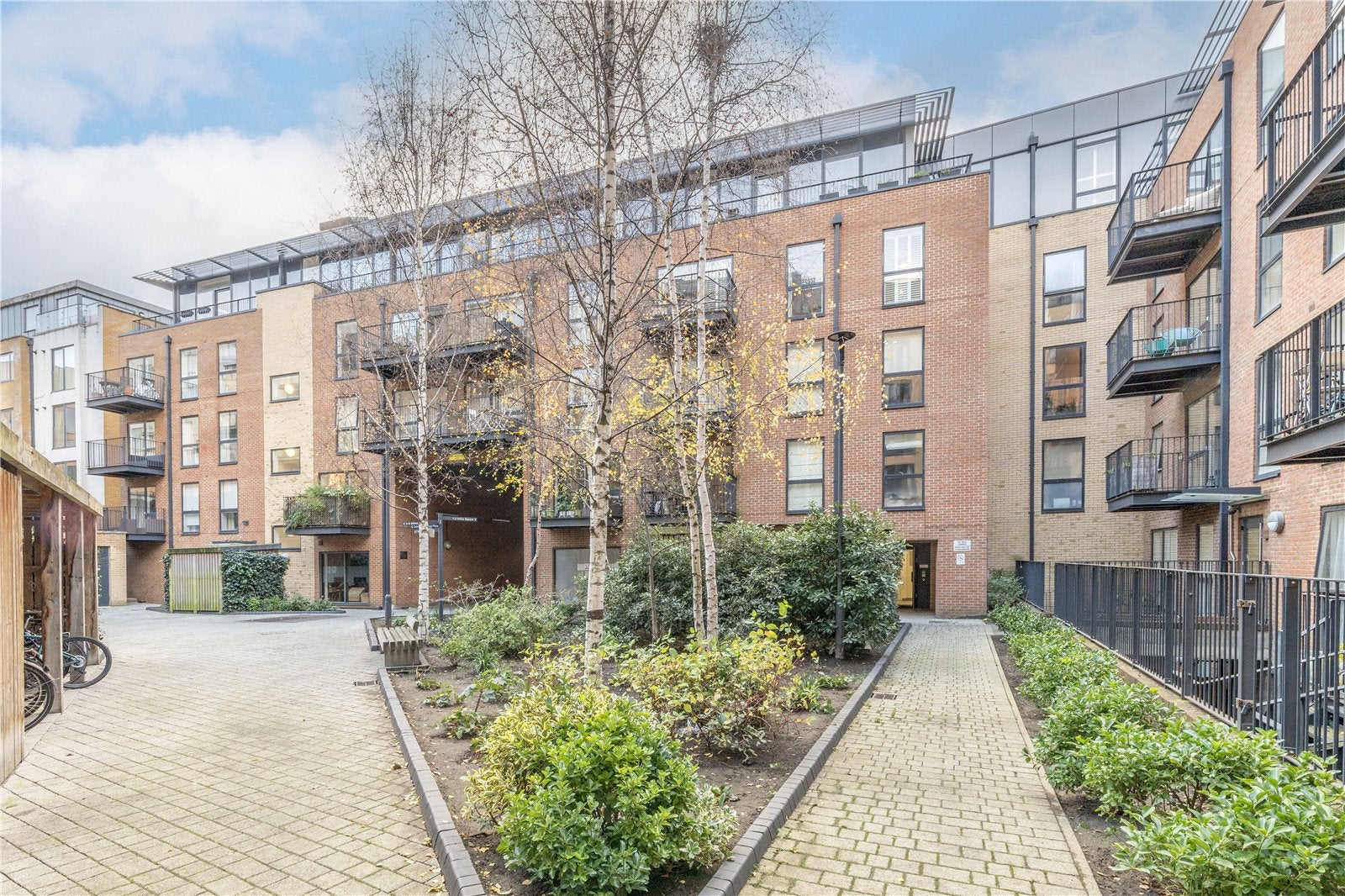 Flat Coldharbour Lane in Greater London