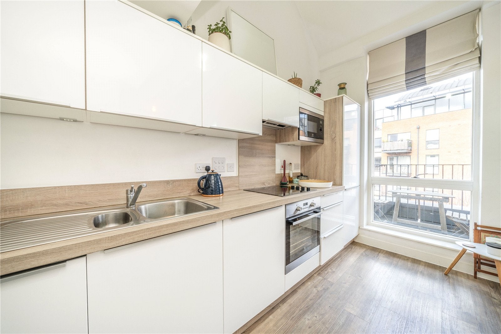 Flat Coldharbour Lane in Greater London