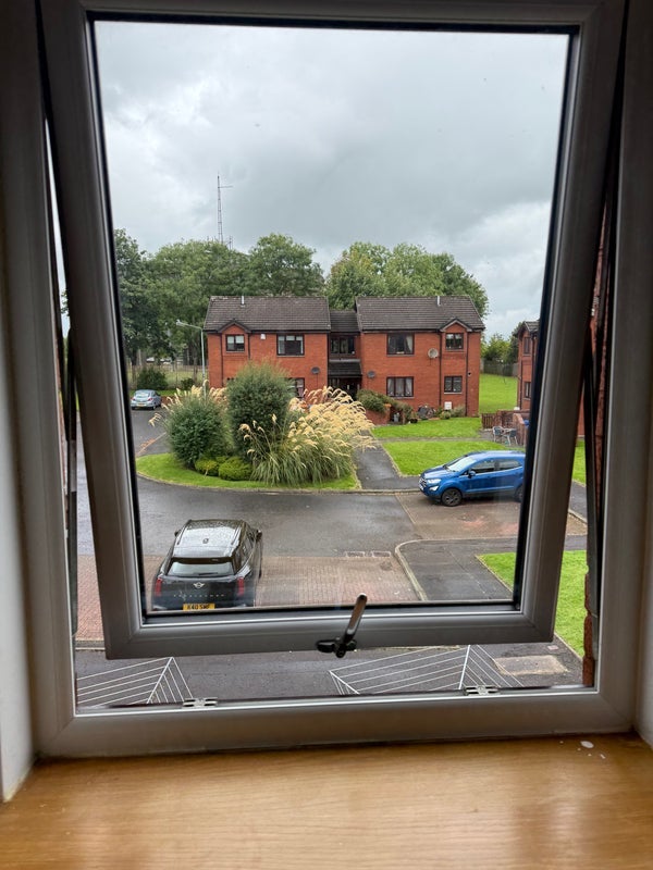 Room Auchinairn Road in Bishopbriggs