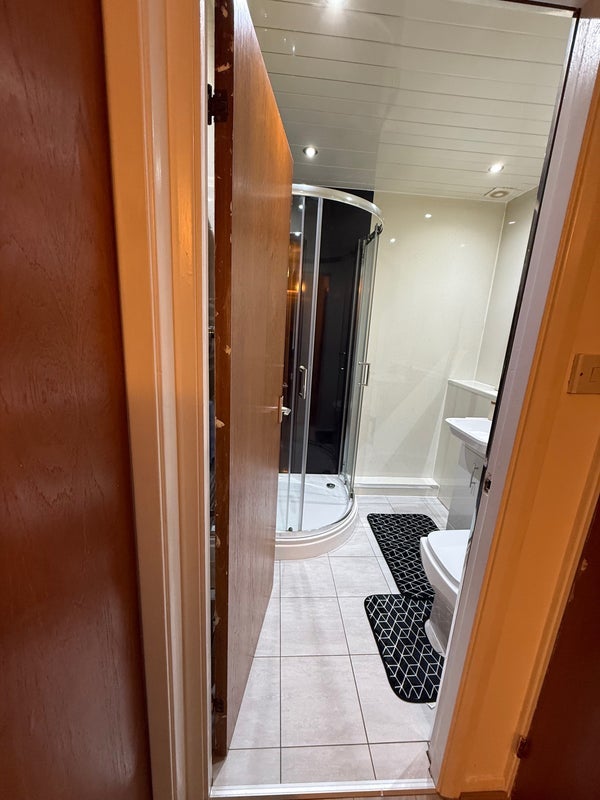 Room Auchinairn Road in Bishopbriggs