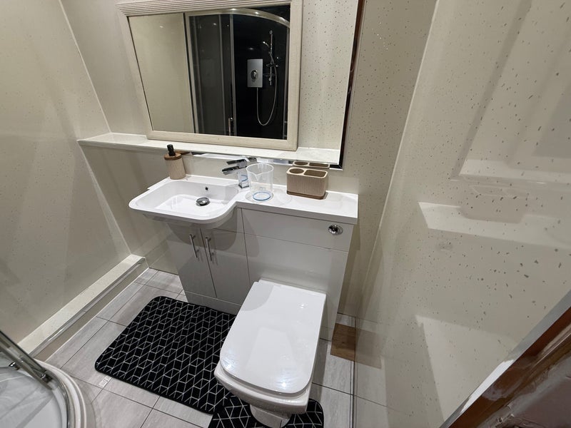Room Auchinairn Road in Bishopbriggs