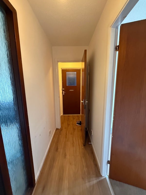 Room Auchinairn Road in Bishopbriggs