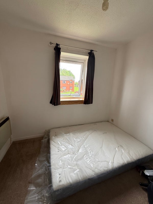 Room Auchinairn Road in Bishopbriggs