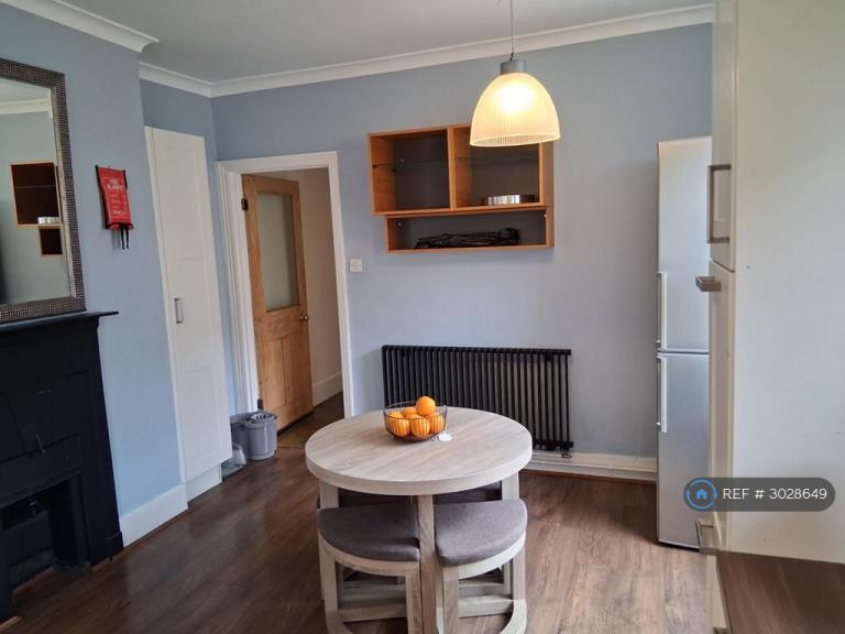 Flat Emmanuel Road in Greater London