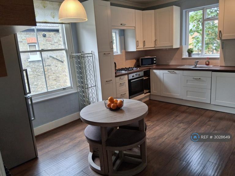 Flat Emmanuel Road in Greater London