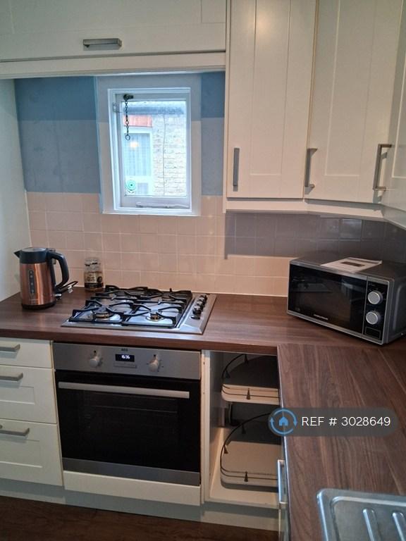 Flat Emmanuel Road in Greater London
