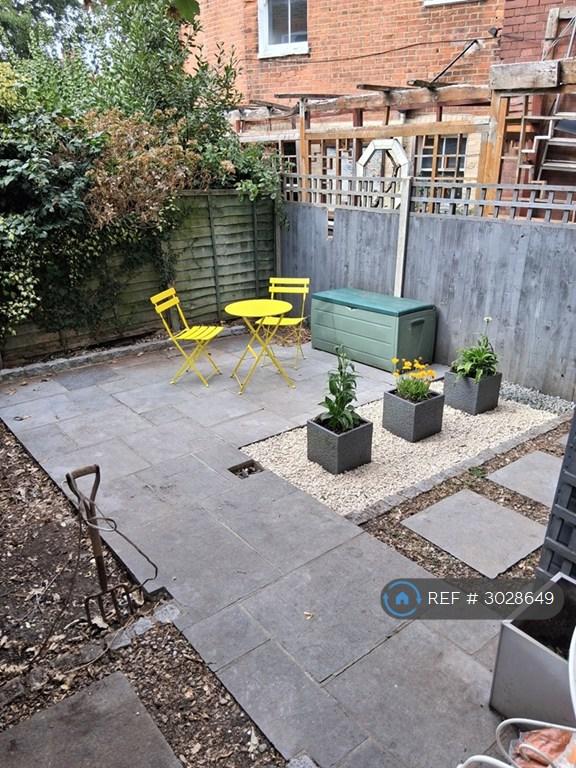 Flat Emmanuel Road in Greater London