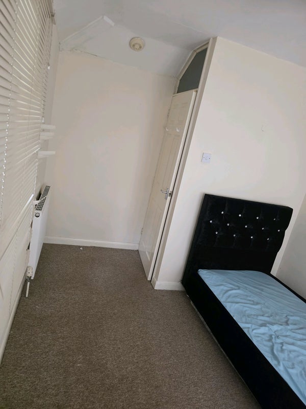 Room Poole Crescent in Birmingham