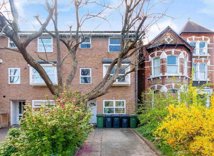 House Crescent Way in Greater London