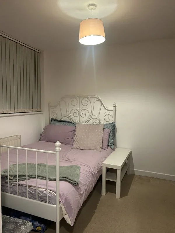 Room Barrow Hill Close in Epsom and Ewell