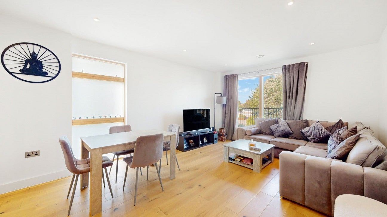 Flat Rose Gardens in Watford