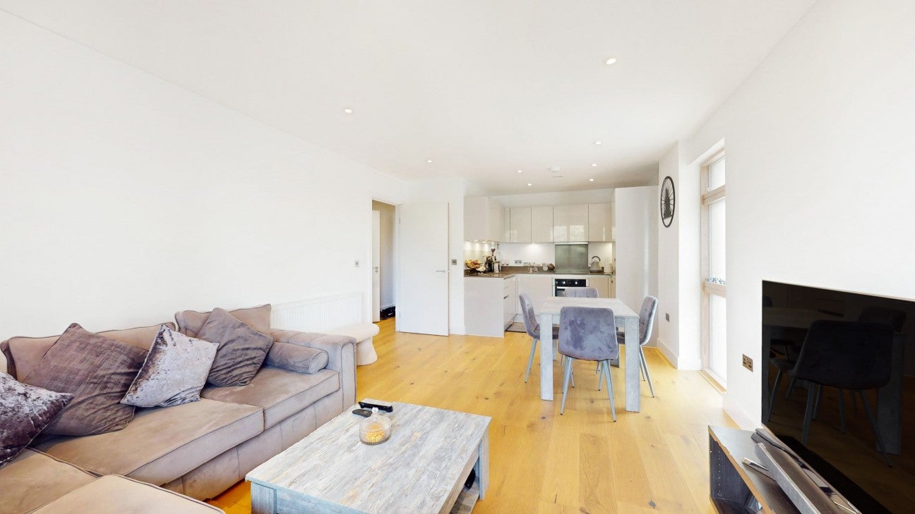 Flat Rose Gardens in Watford