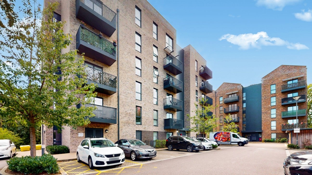 Flat Rose Gardens in Watford