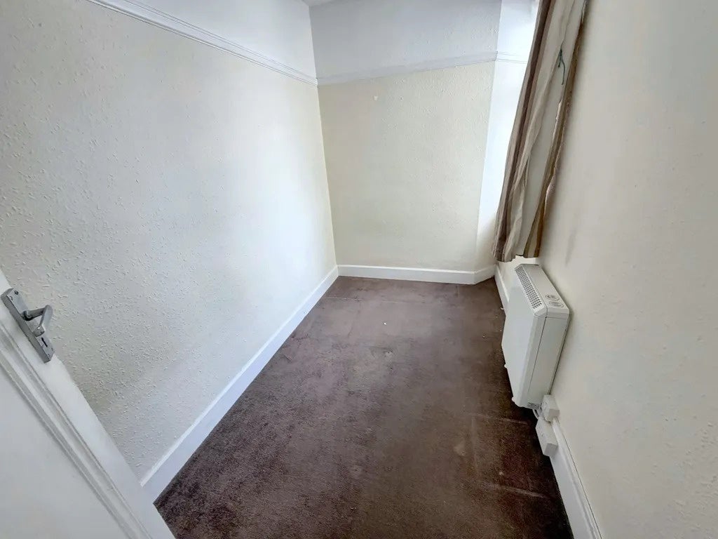 Flat Kenton Road in Greater London