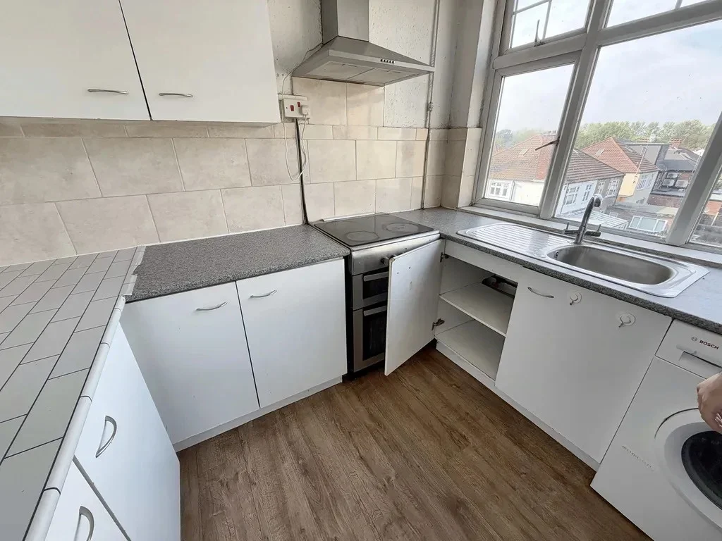 Flat Kenton Road in Greater London
