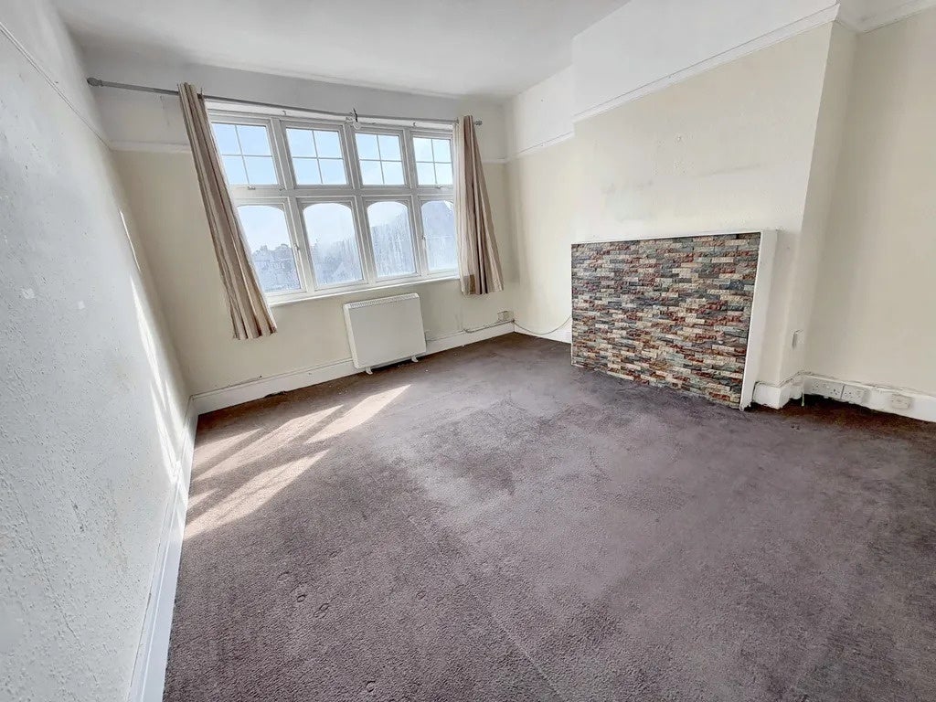 Flat Kenton Road in Greater London