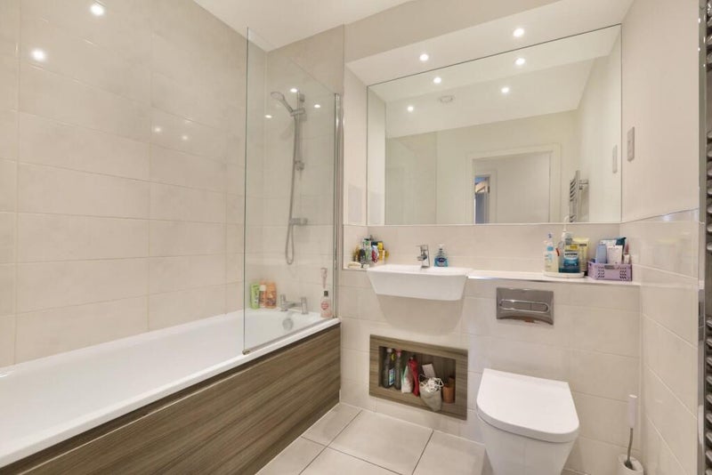 Room Lomond Grove in Greater London