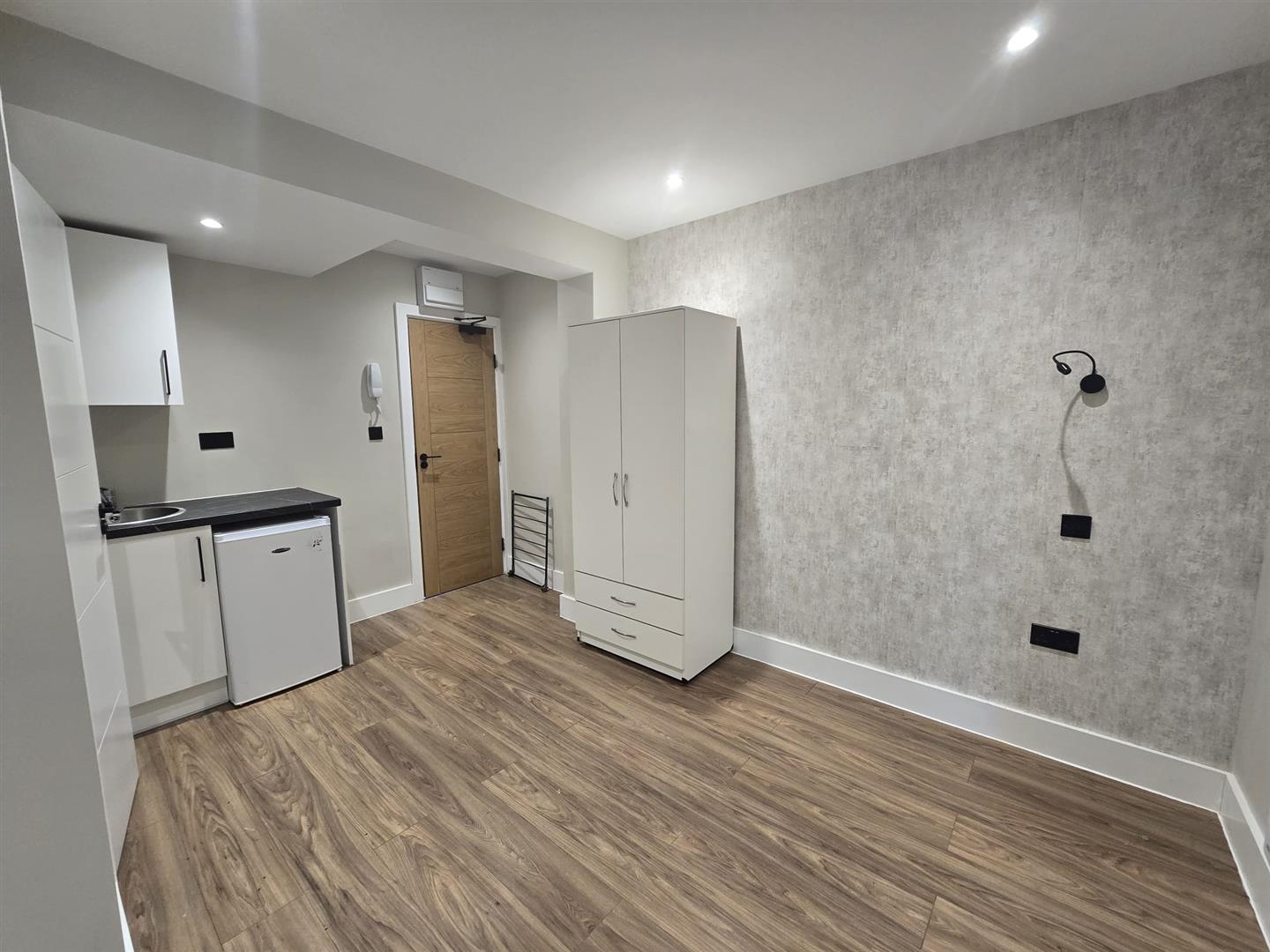 Flat Lakers Rise in Reigate and Banstead
