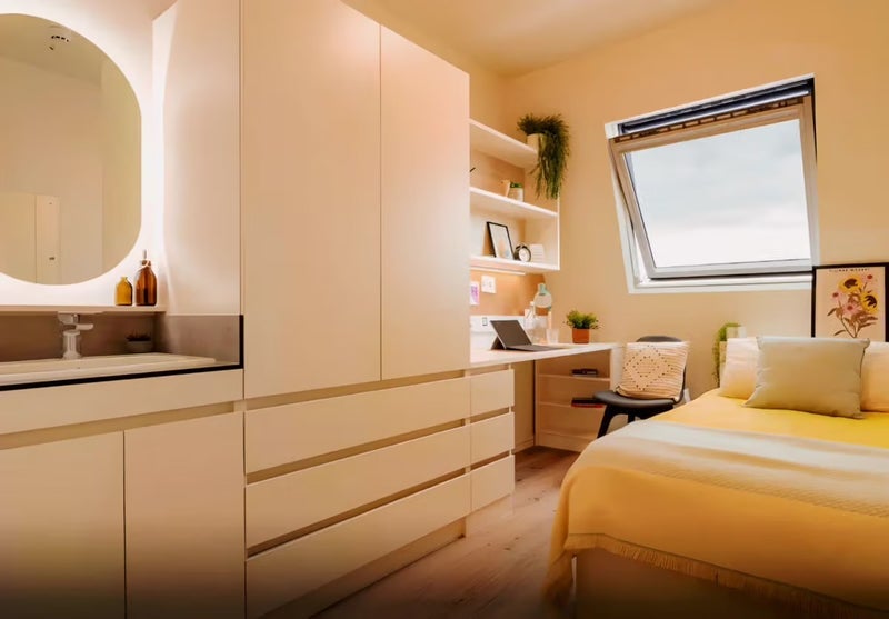 Room Holloway Road in Greater London