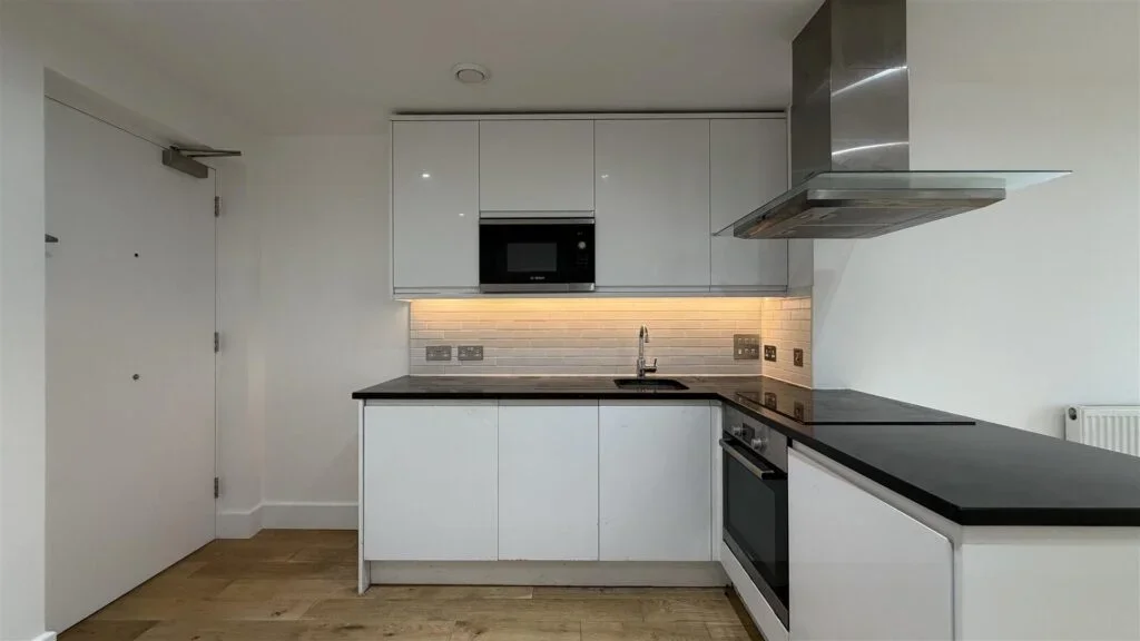 Flat Sutton Court Road in Greater London