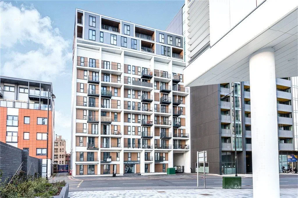 Flat Sutton Court Road in Greater London