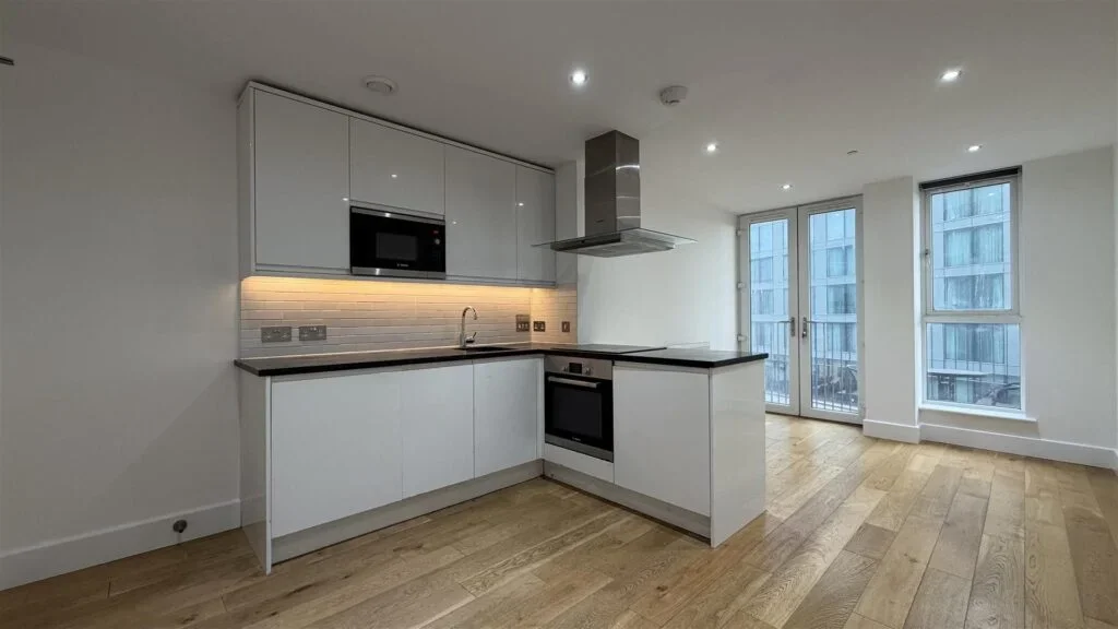 Flat Sutton Court Road in Greater London
