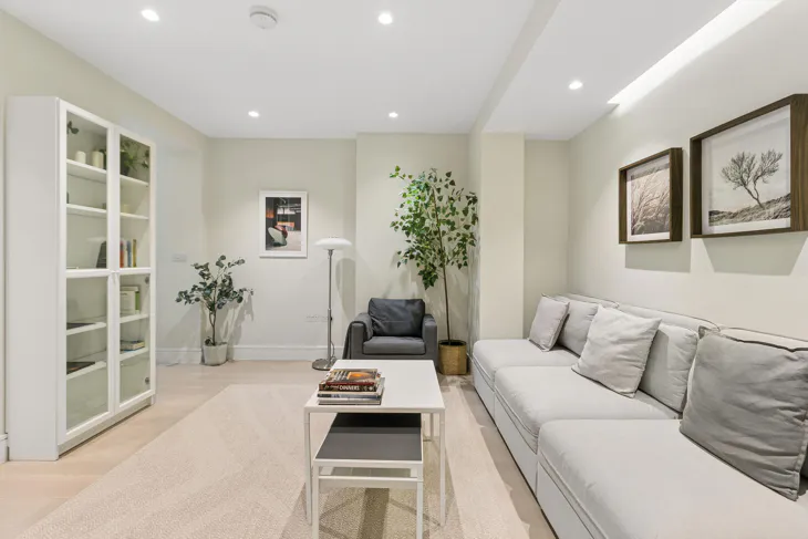 Flat Kensington Court in Greater London