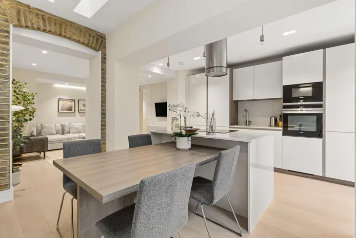 Flat Kensington Court in Greater London