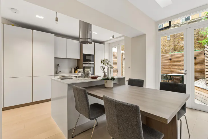 Flat Kensington Court in Greater London