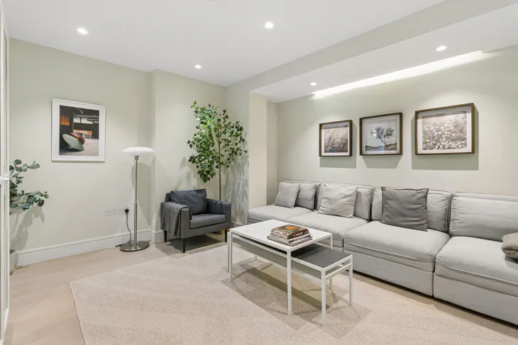 Flat Kensington Court in Greater London