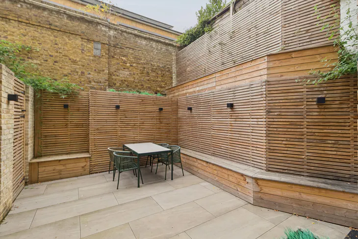 Flat Kensington Court in Greater London
