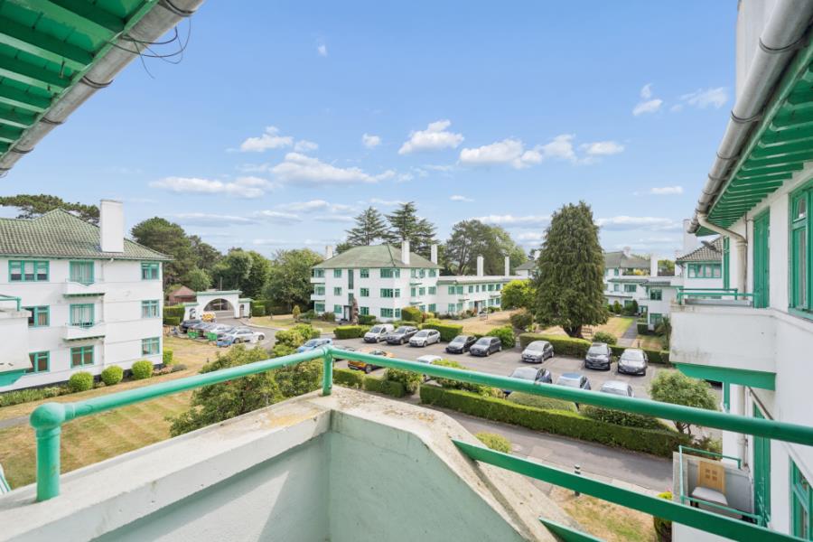 Flat Elm Park Court in Greater London