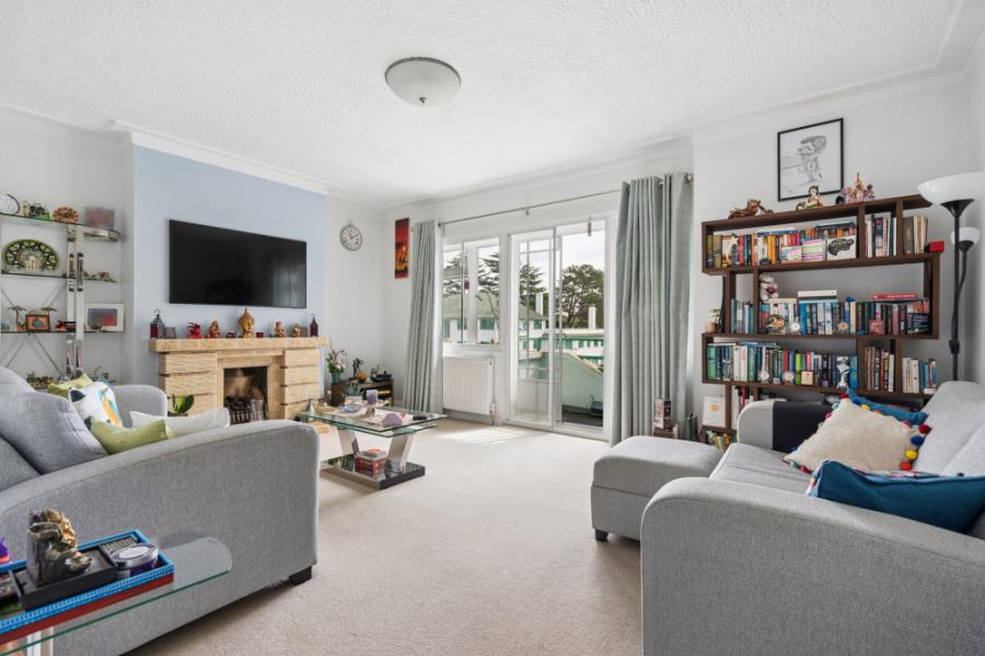 Flat Elm Park Court in Greater London