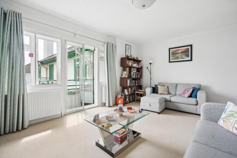 Flat Elm Park Court in Greater London