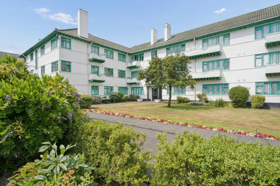 Flat Elm Park Court in Greater London
