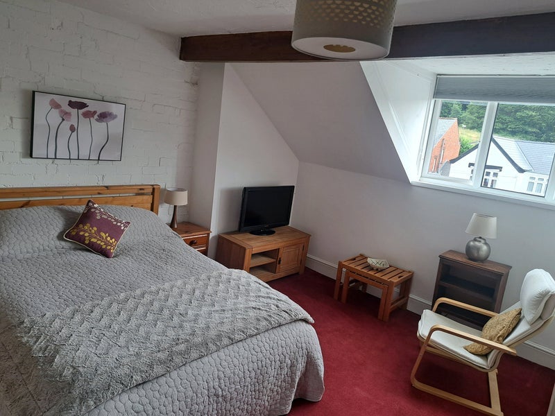 Room Cobnar Road in Sheffield