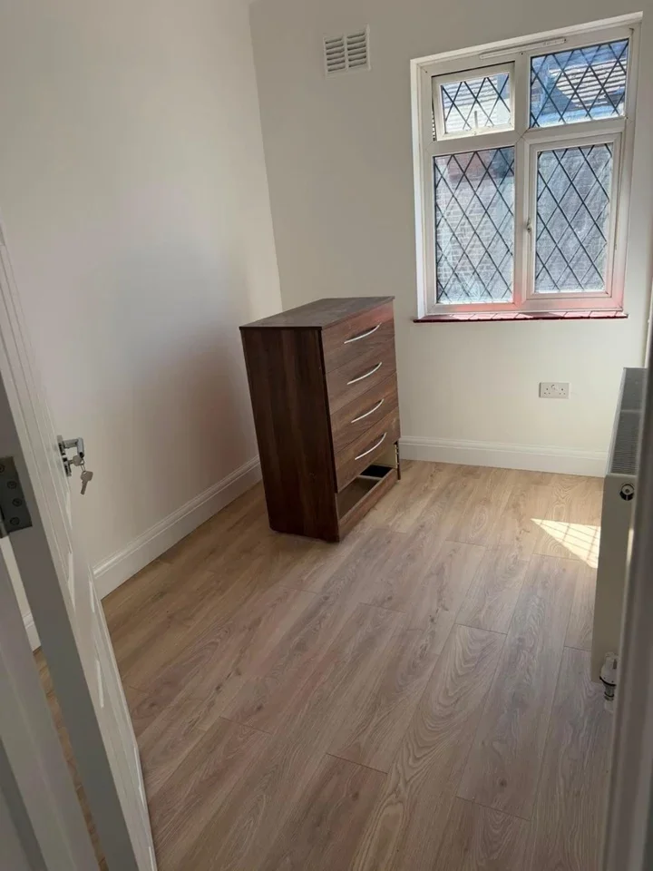 Room Aultone Way in Greater London