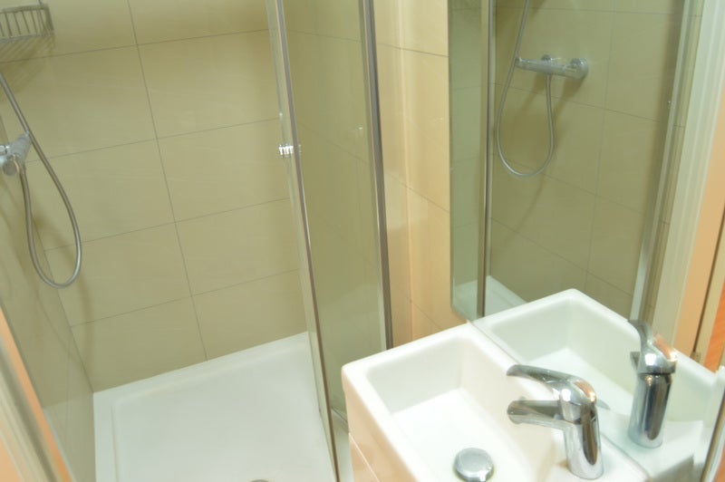 Room Barnfield Place in Greater London