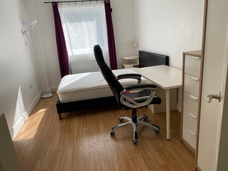 Room Barnfield Place in Greater London