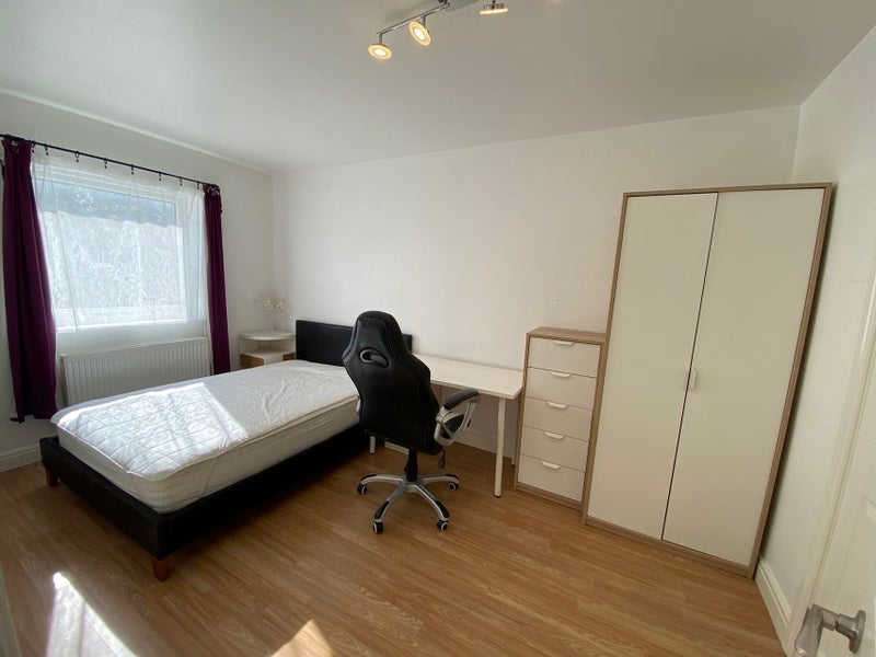 Room Barnfield Place in Greater London