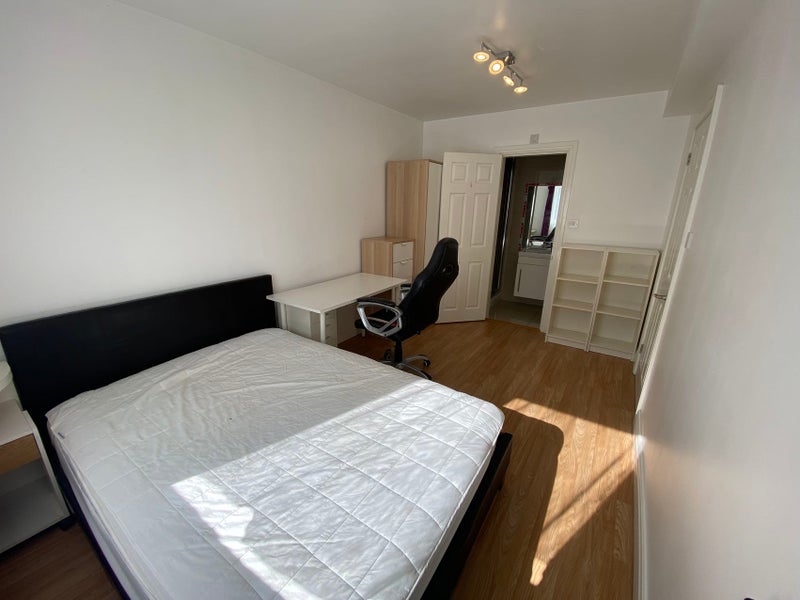 Room Barnfield Place in Greater London