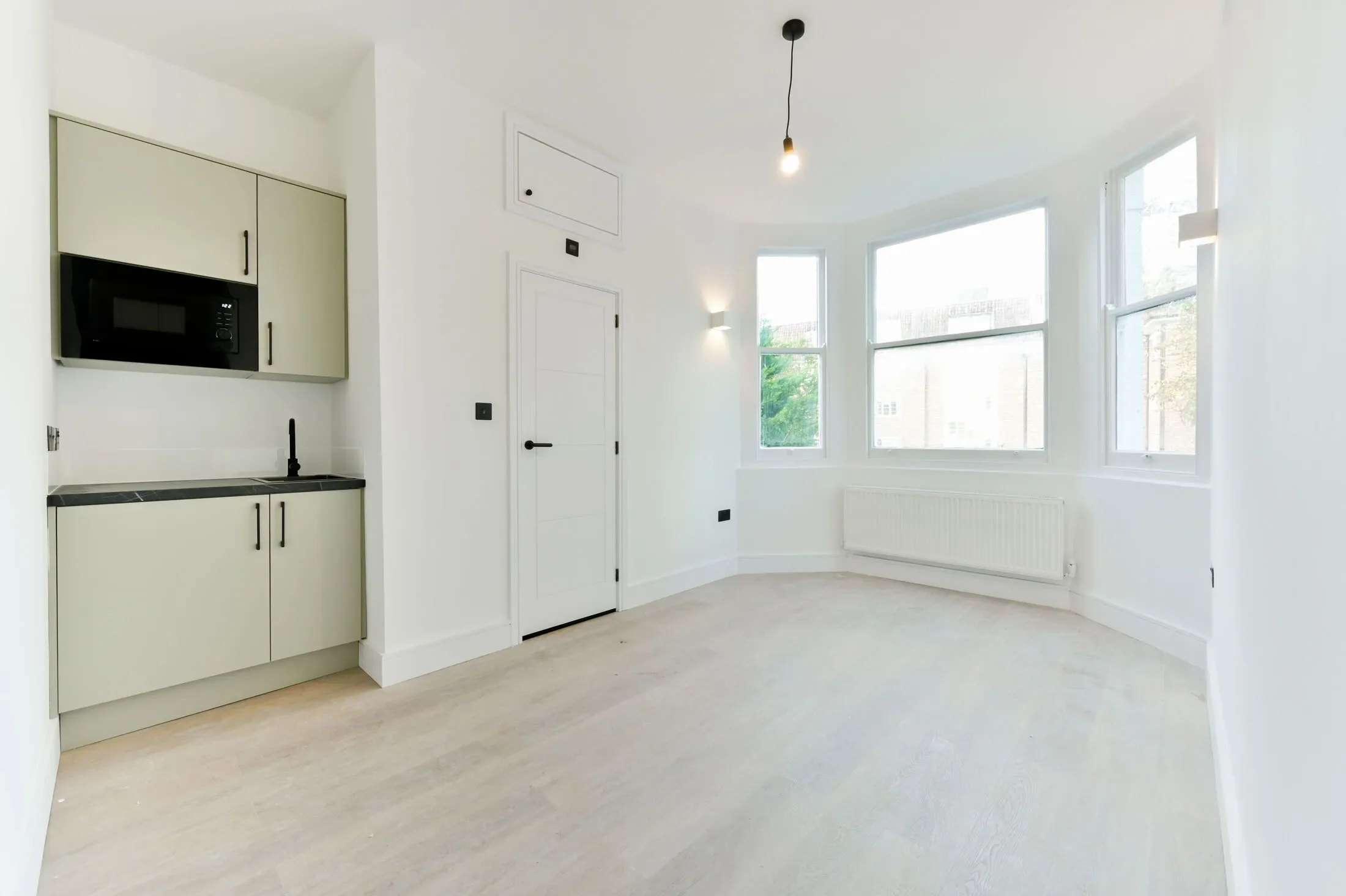 Flat Montpelier Road in Greater London
