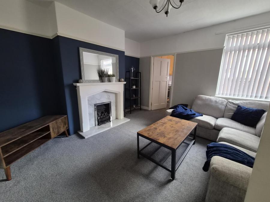 Flat Chatsworth Gardens in Newcastle upon Tyne